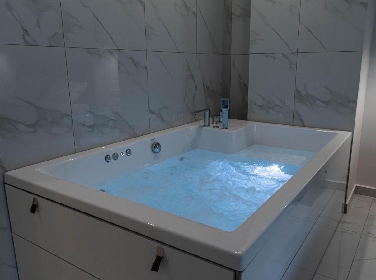 Athens Jacuzzi Apartment Ngoại thất bức ảnh