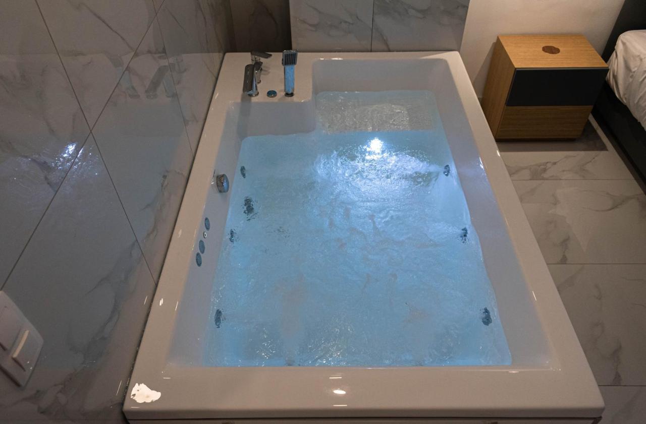 Athens Jacuzzi Apartment Ngoại thất bức ảnh