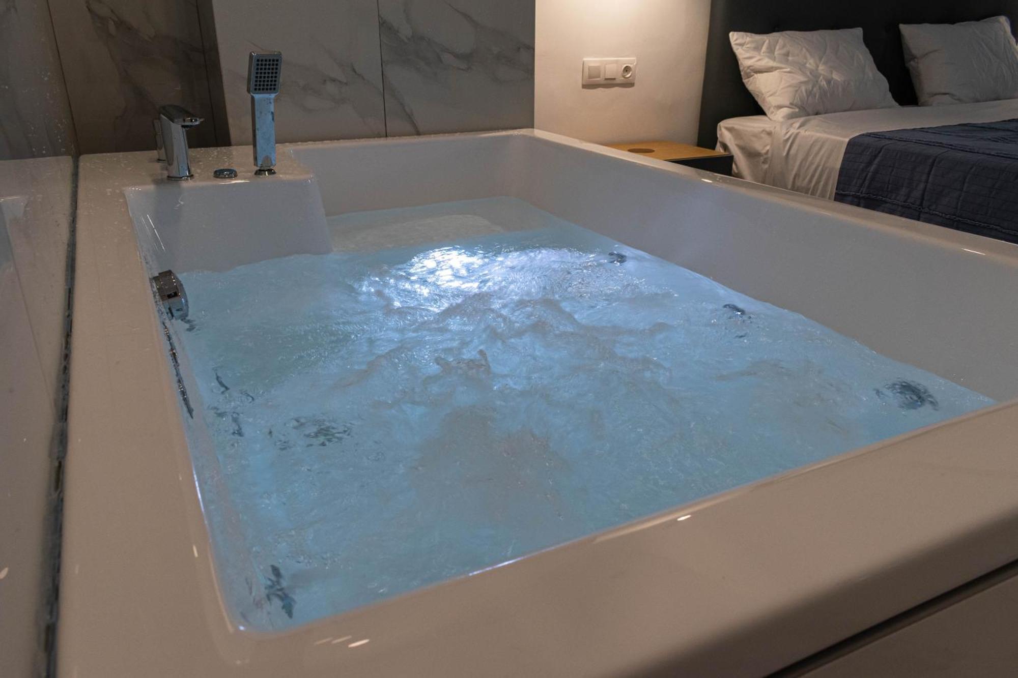 Athens Jacuzzi Apartment Ngoại thất bức ảnh